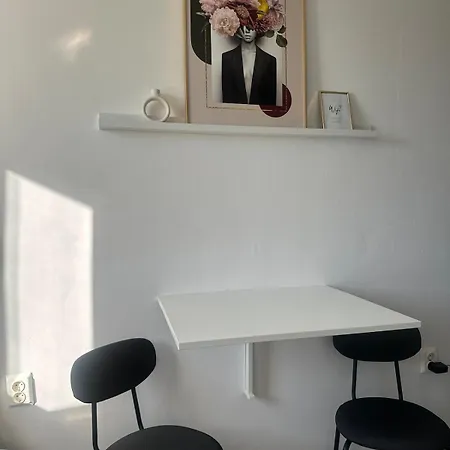 Cochet, Aproape De Centru *