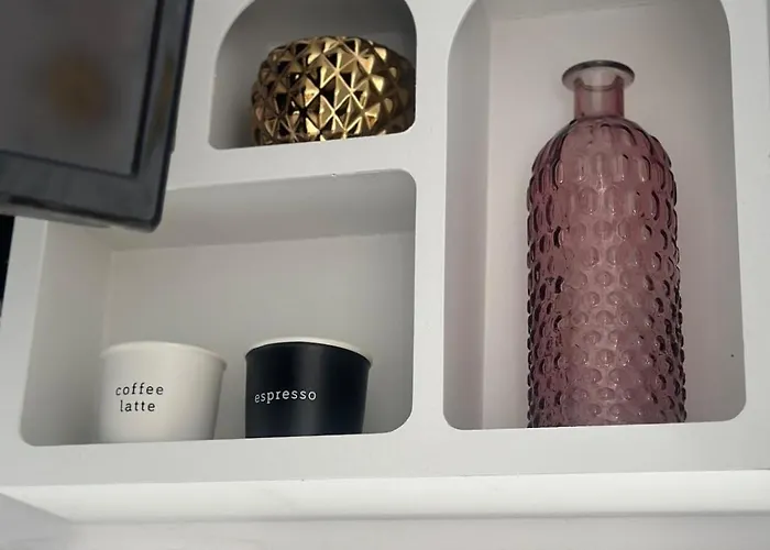 Cochet, Aproape De Centru *