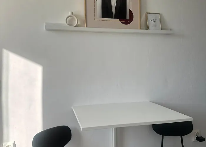 Cochet, Aproape De Centru *